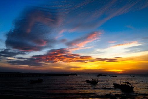Sunset-on-the-beach(Halong-Bay)